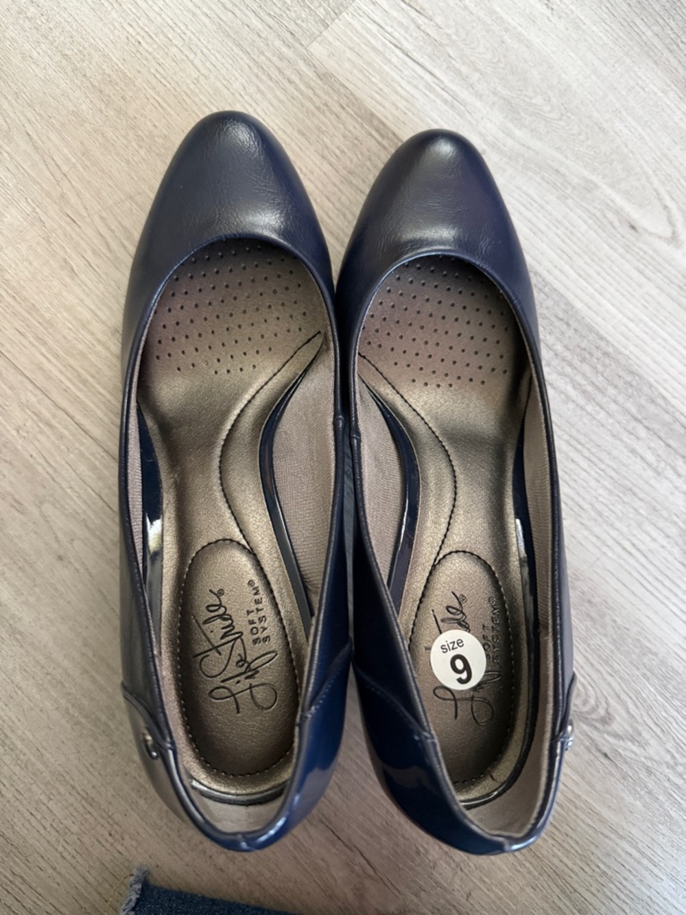 Life Stride Navy Faux Leather Mid Heel Pumps Size 9 - Picture 2 of 12